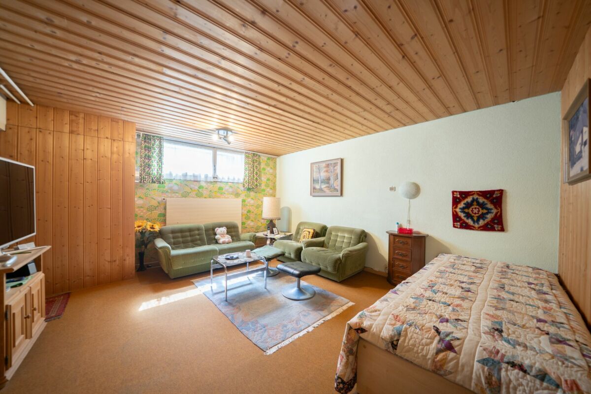 Gemütliches Schlafzimmer mit Holzausbau