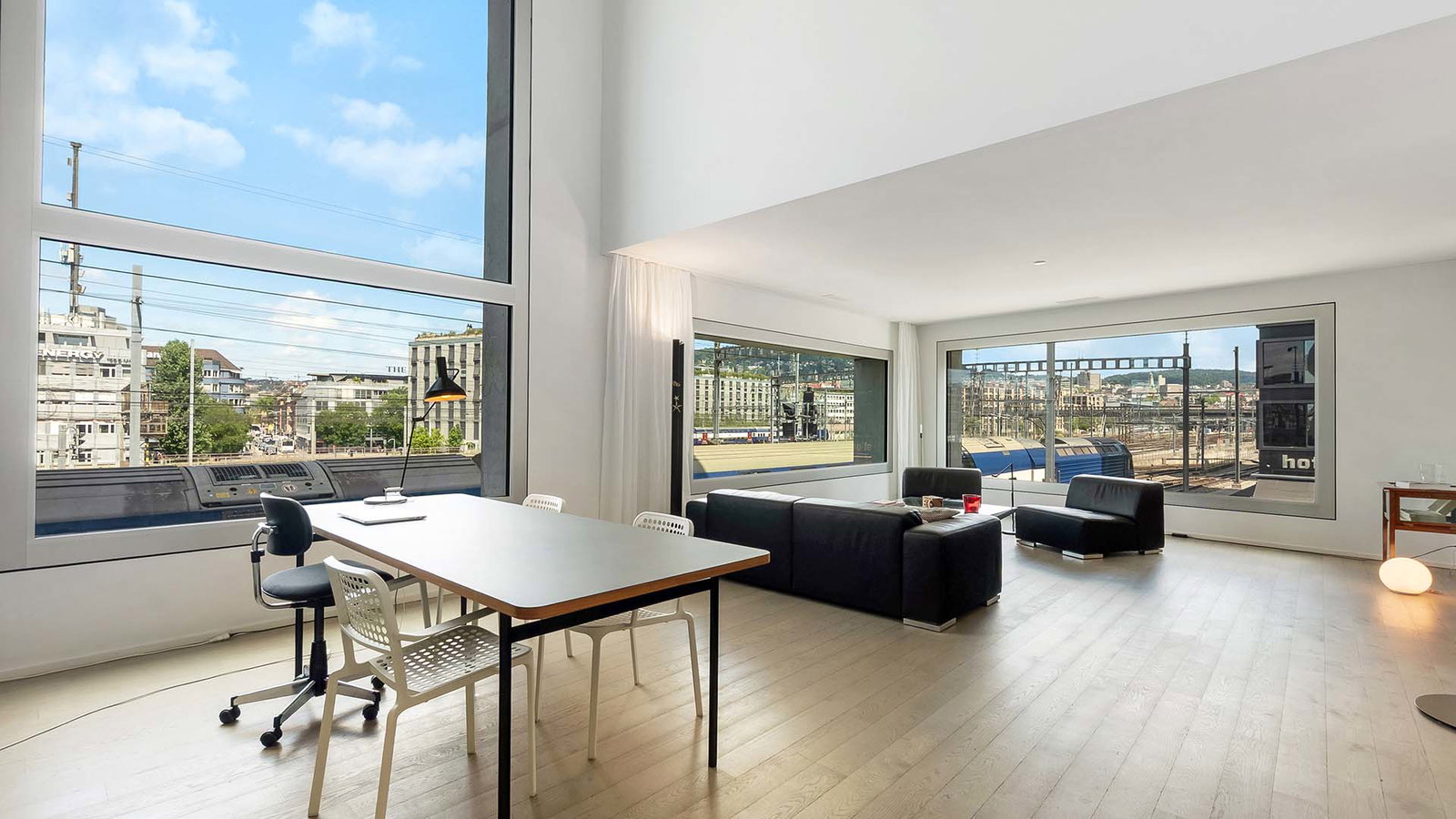 Großer, moderner Wohnraum mit Panoramafenstern