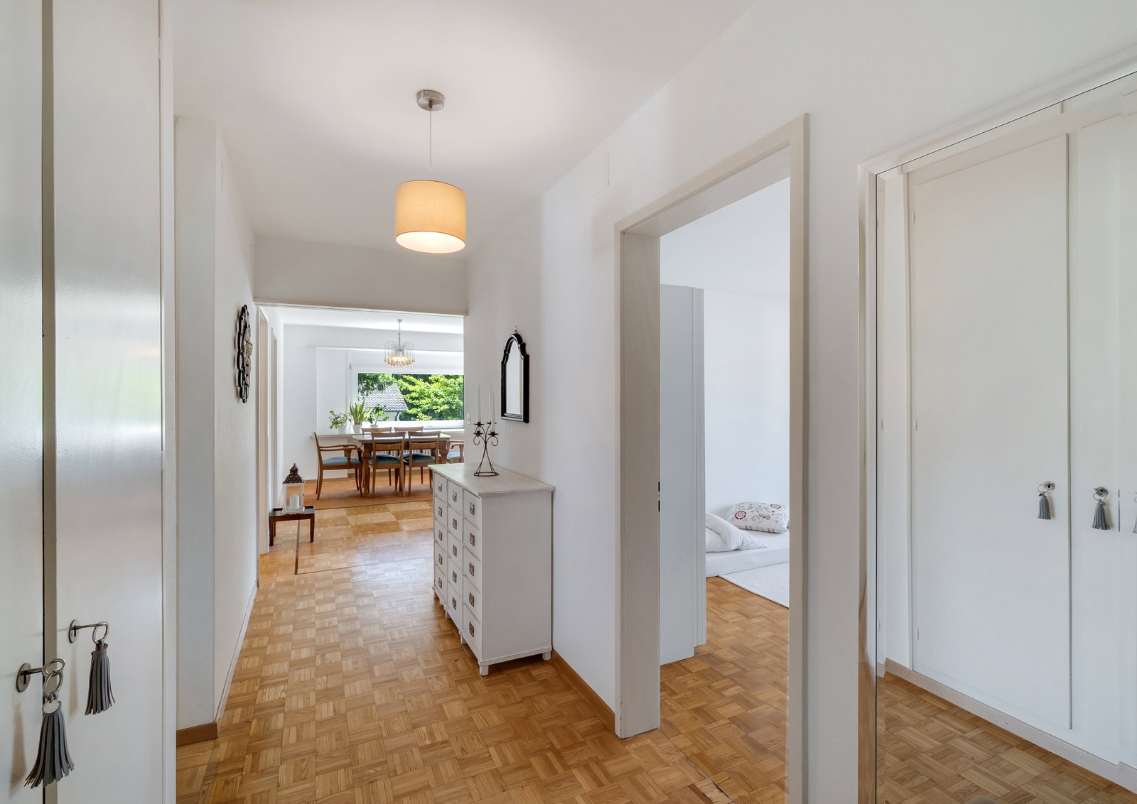 Heller Flur mit Blick in den Essbereich