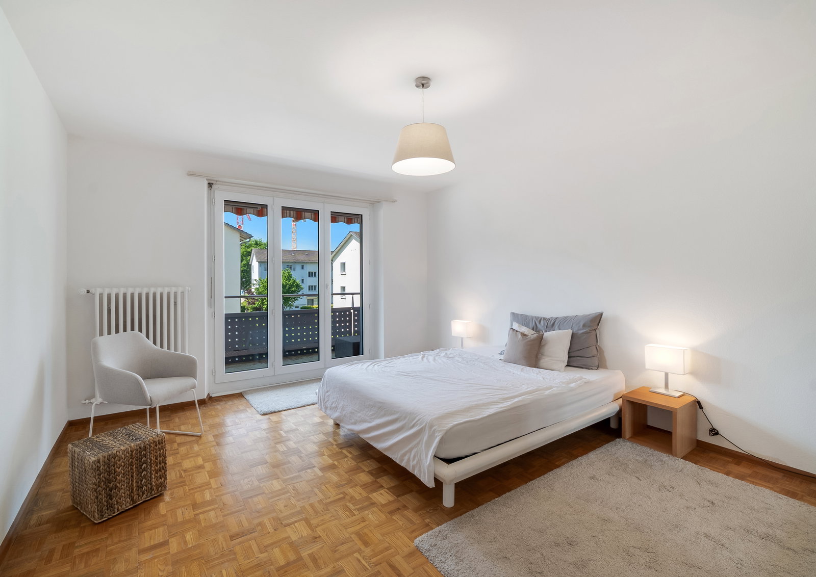 Helles Schlafzimmer mit Balkonzugang