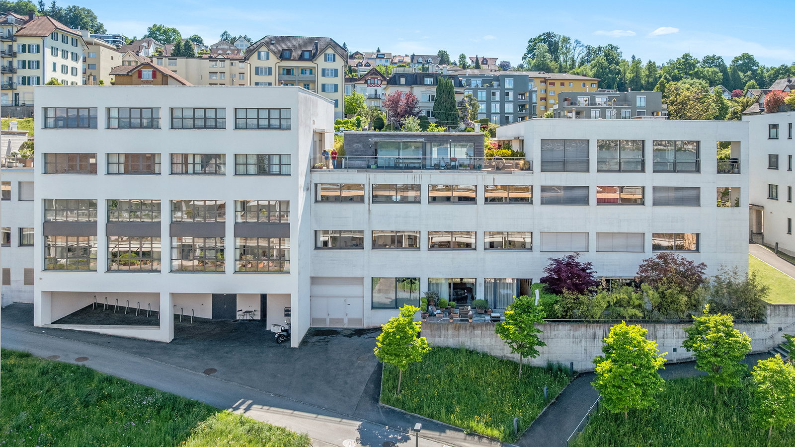 Moderne Wohnanlage mit Terrassen und Hanglage