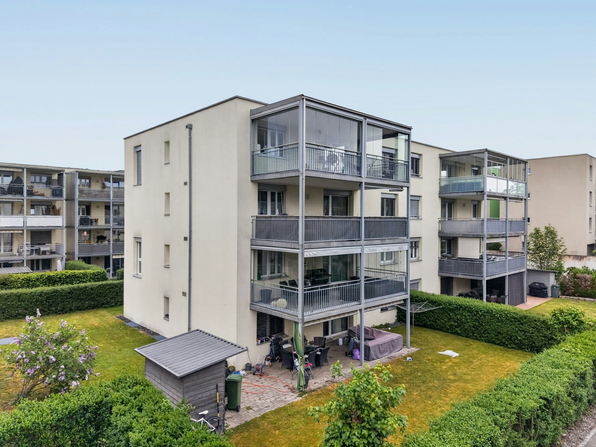 Moderne Mehrfamilienhäuser mit Balkonen
