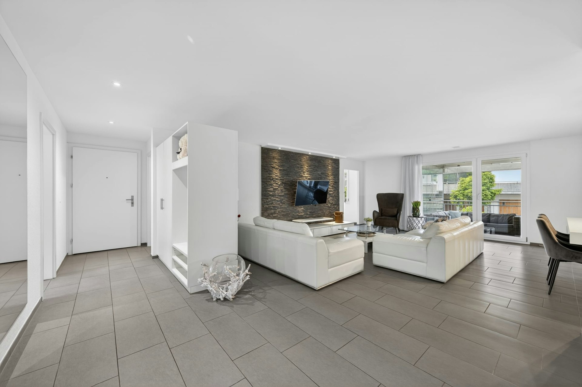 Modernes Wohnzimmer mit Terrasse