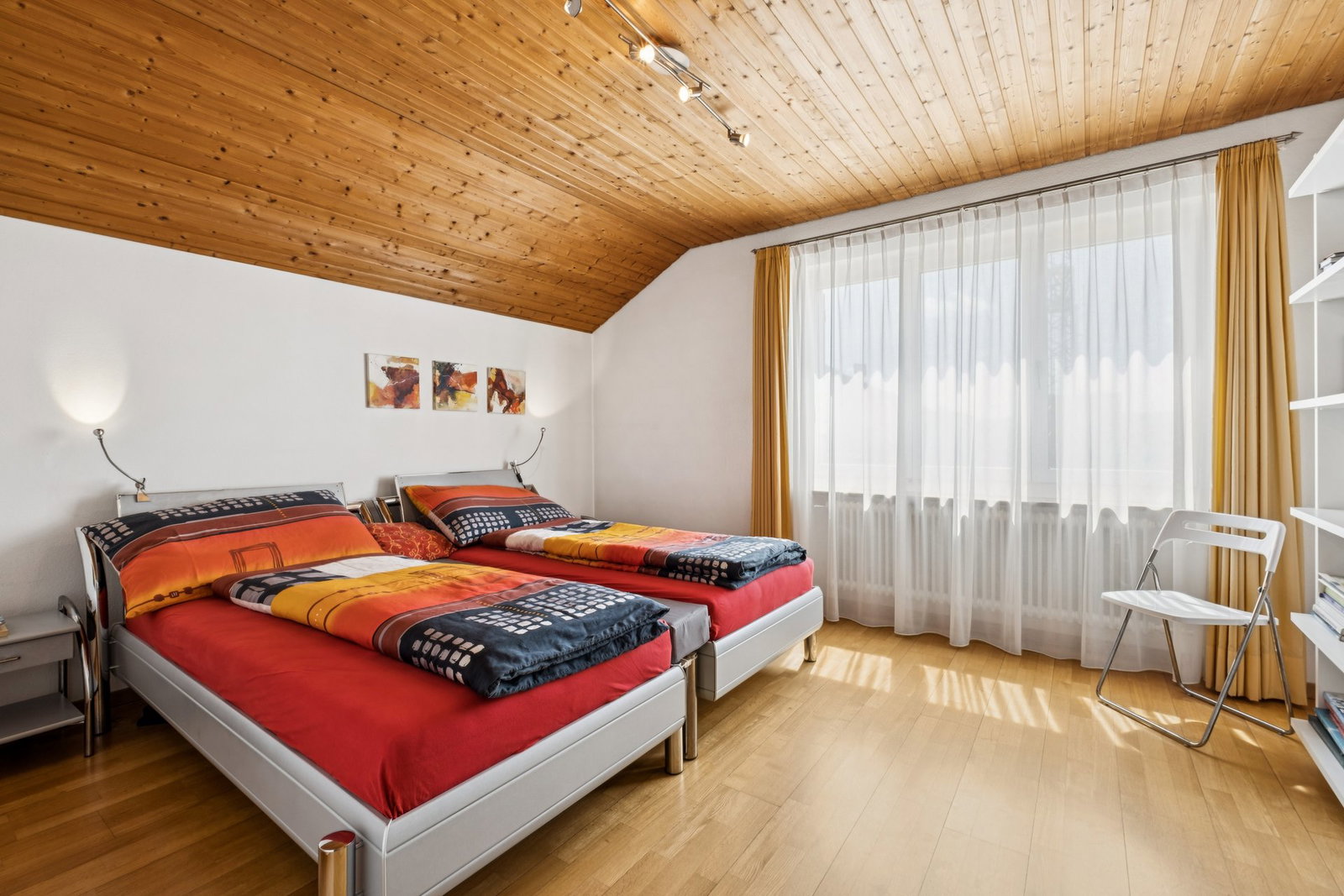 Helles Schlafzimmer mit zwei Einzelbetten
