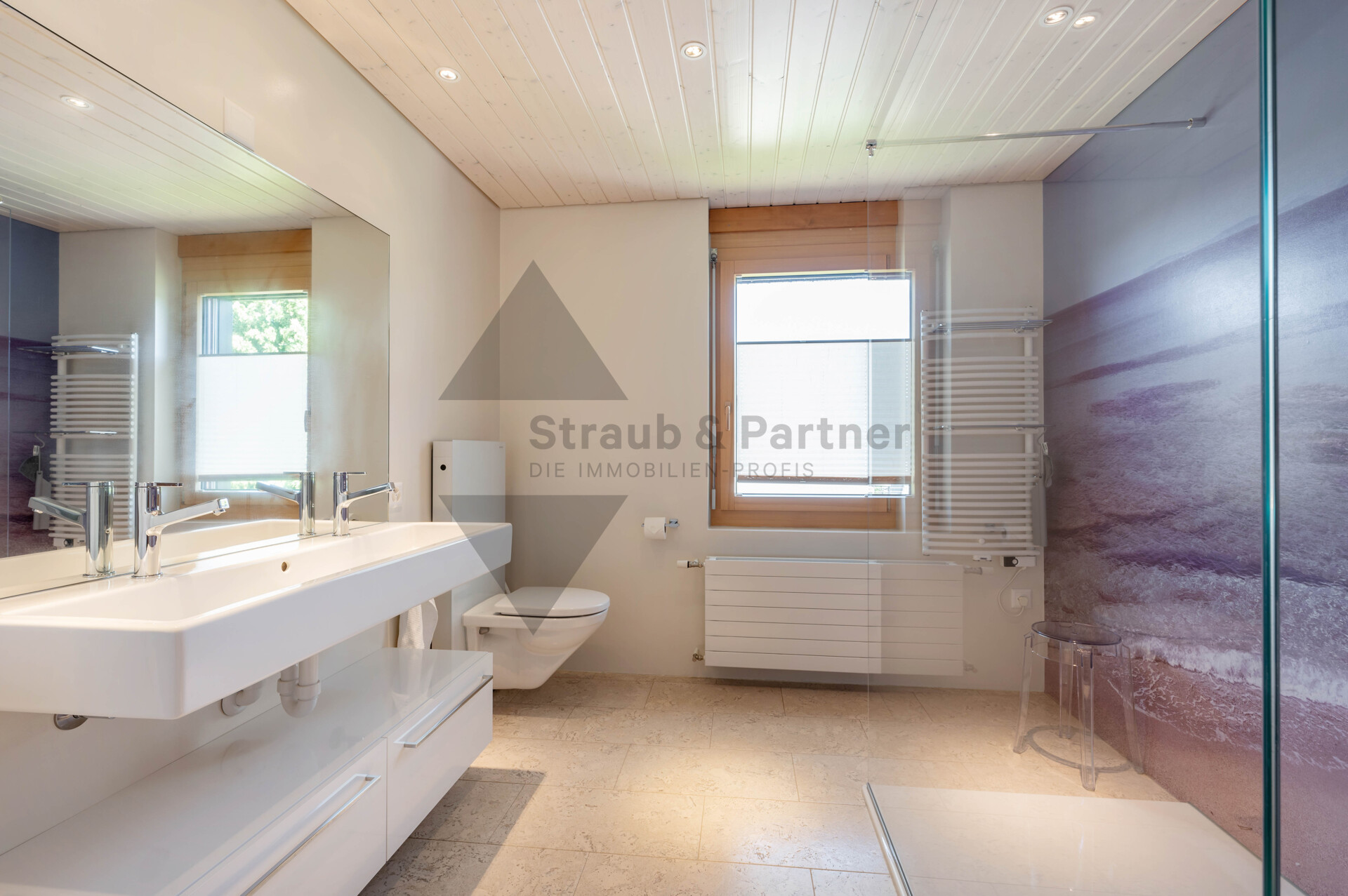 Modernes Badezimmer mit großer Spiegelfläche