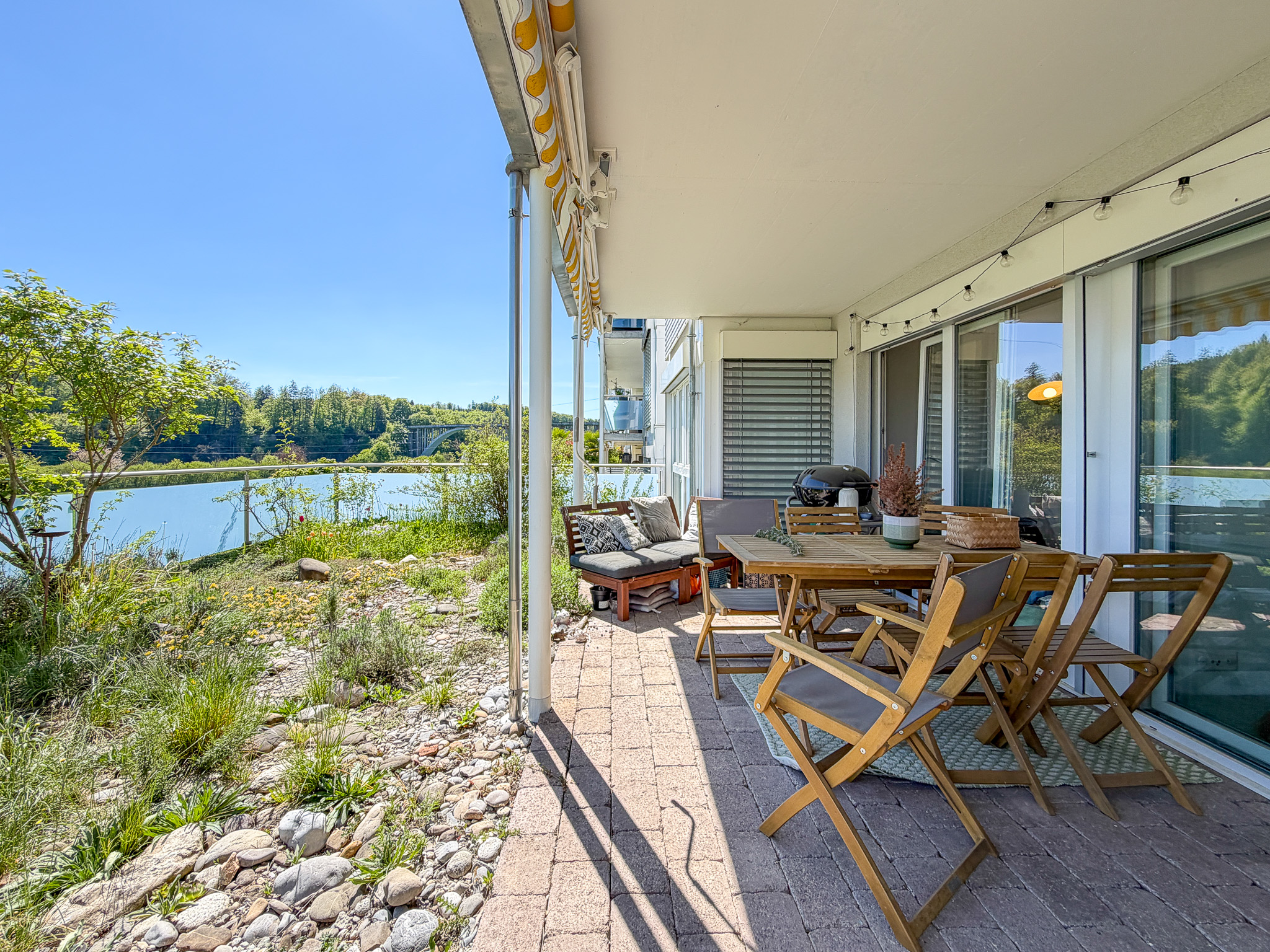 Überdachte Terrasse mit Essbereich und Seeblick