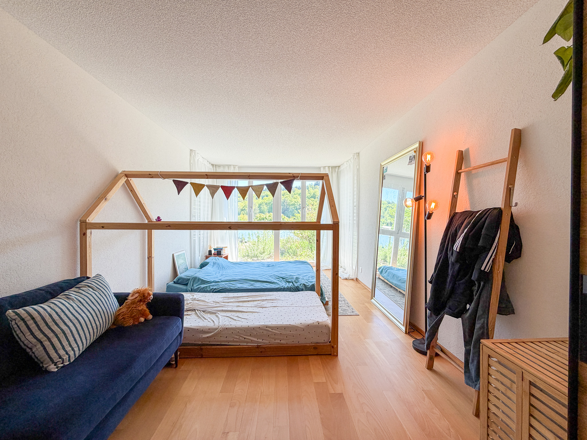 Helles Schlafzimmer mit Hausbett und gemütlicher Einrichtung