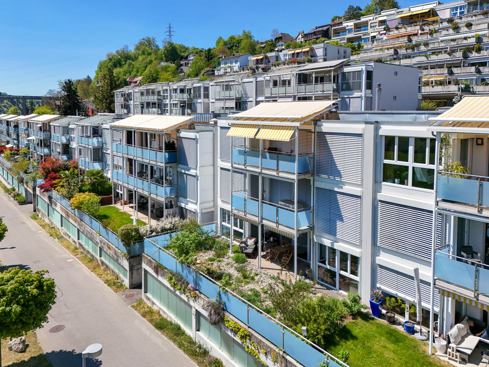 Moderne terrassenartige Wohnanlage am Hang