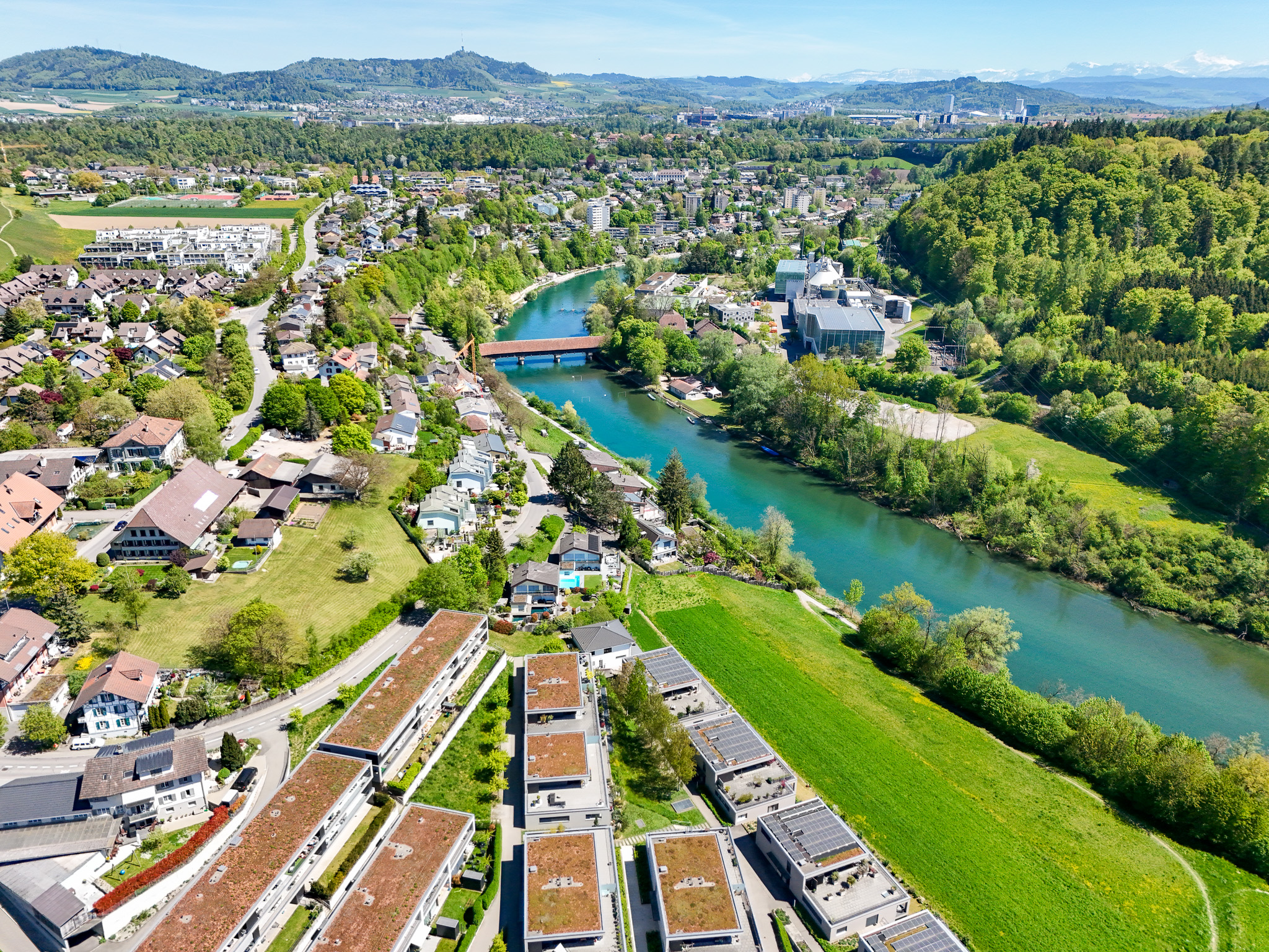 Luftaufnahme eines Flusstals mit Wohngebiet