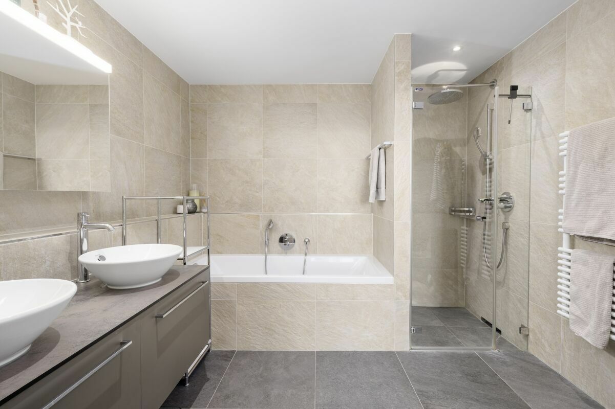 Modernes Badezimmer mit Badewanne und Walk-in-Dusche