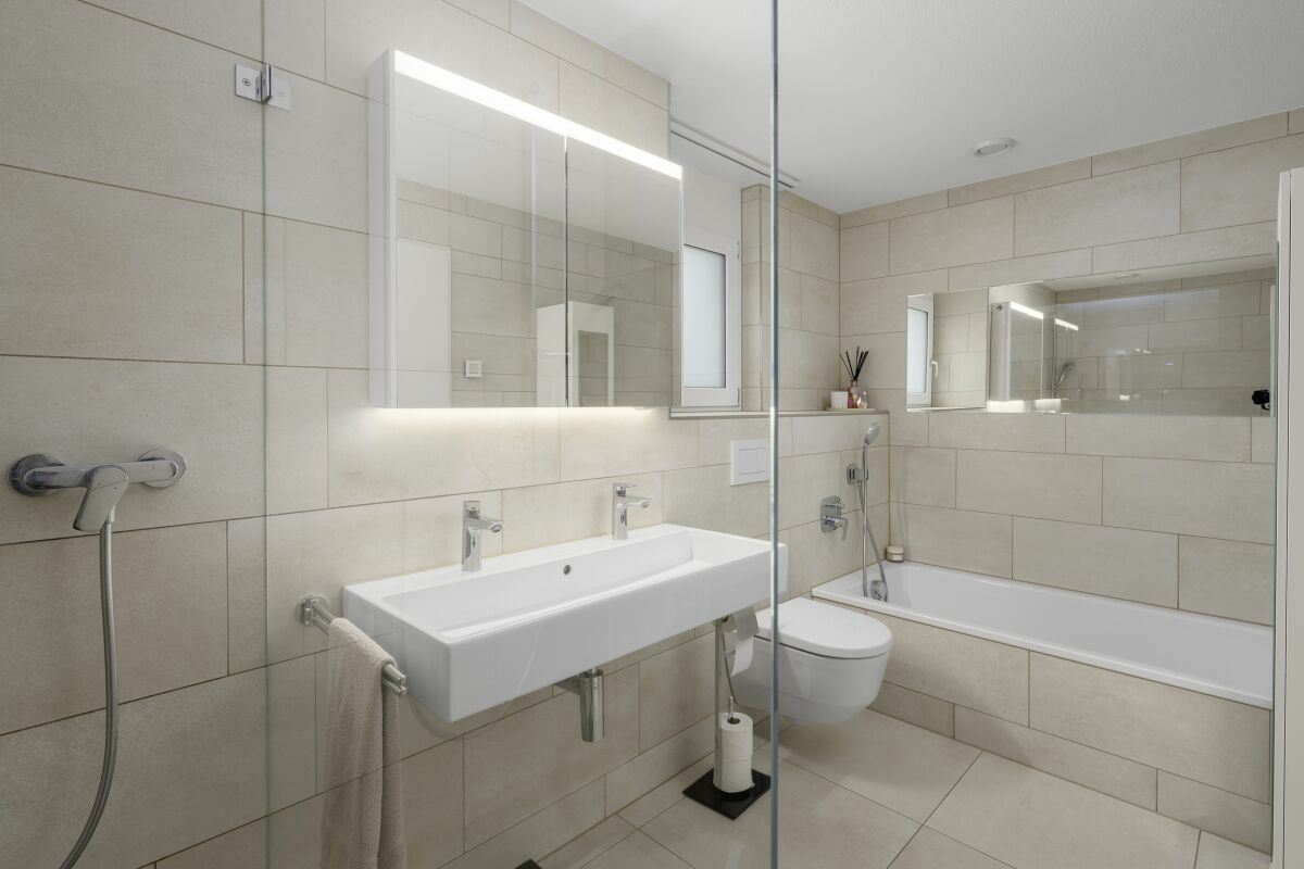 Modernes Badezimmer mit Badewanne und Wandwaschbecken