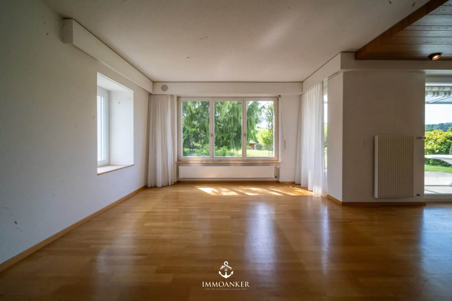 Heller Wohnraum mit Gartenblick