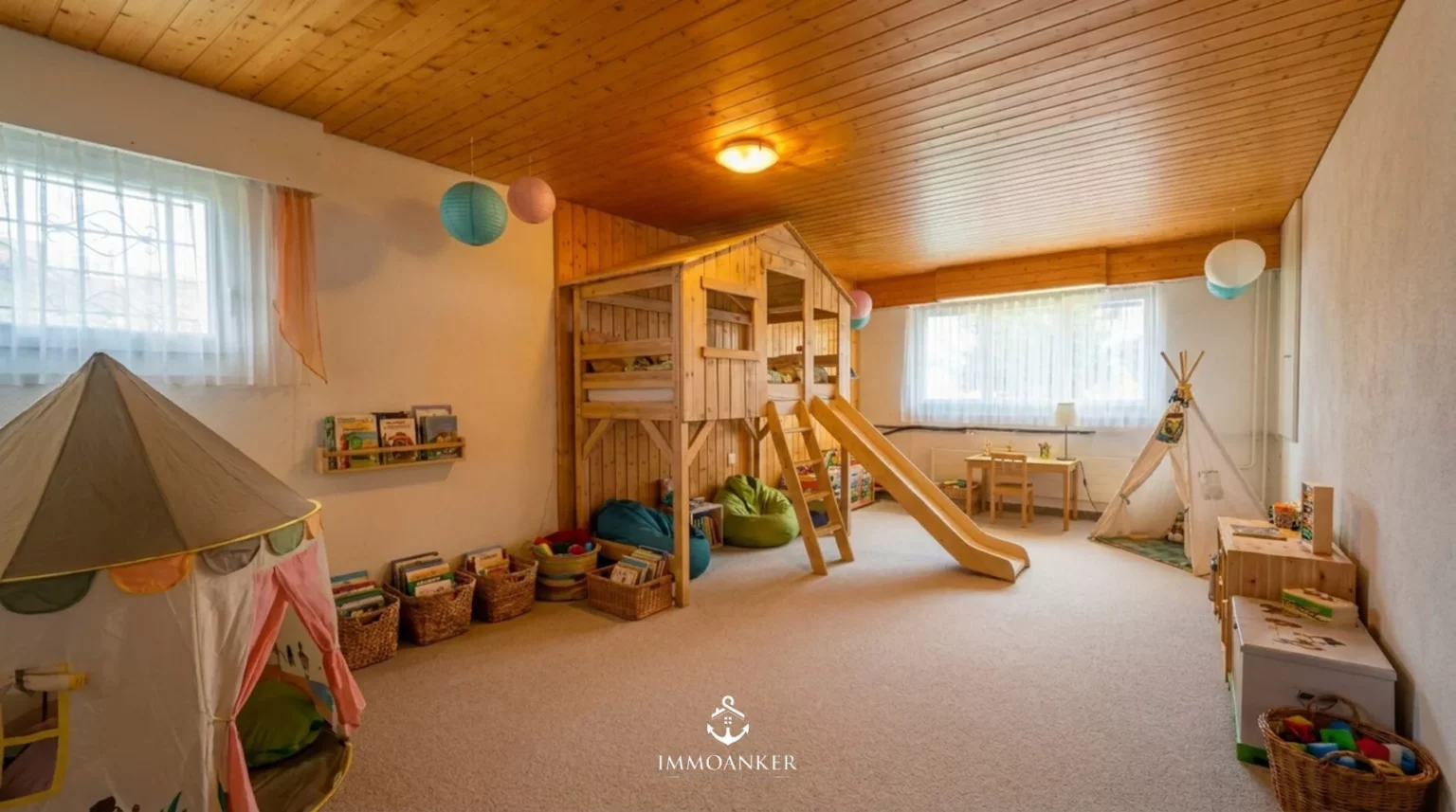 Spielzimmer mit Holzspielhaus und Zelten