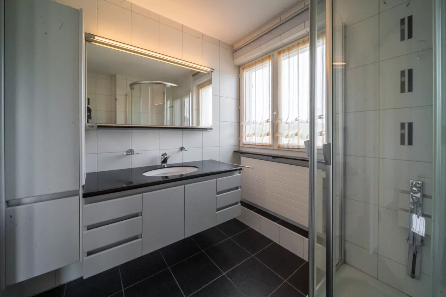 Modernes Badezimmer mit Dusche und Waschtisch