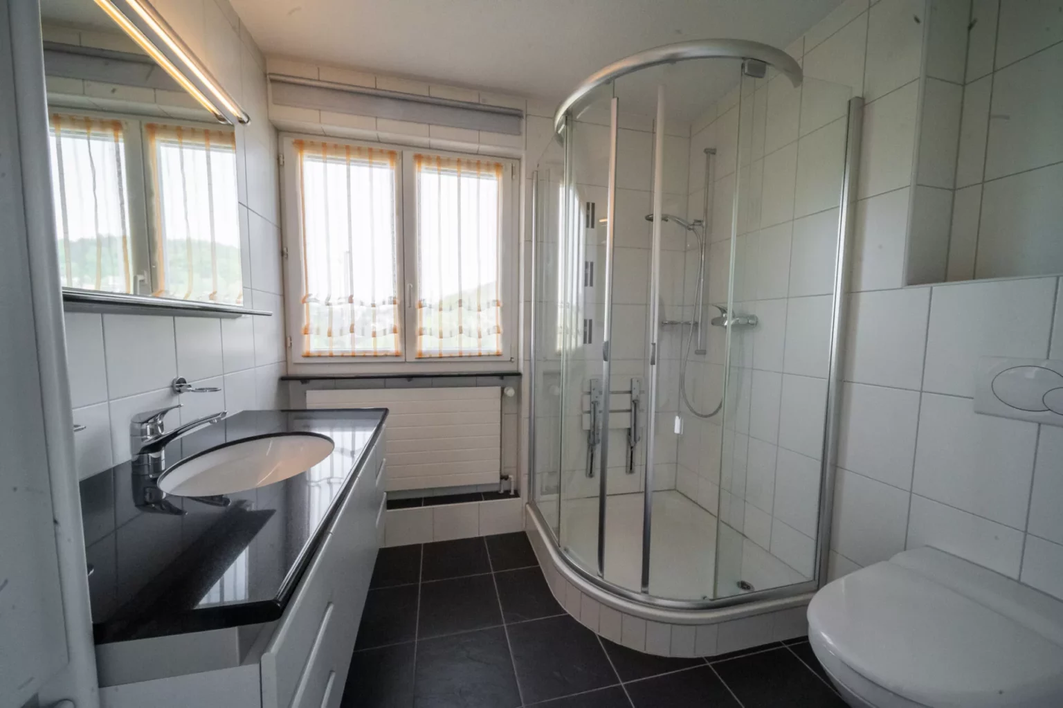 Modernes Badezimmer mit Glasdusche