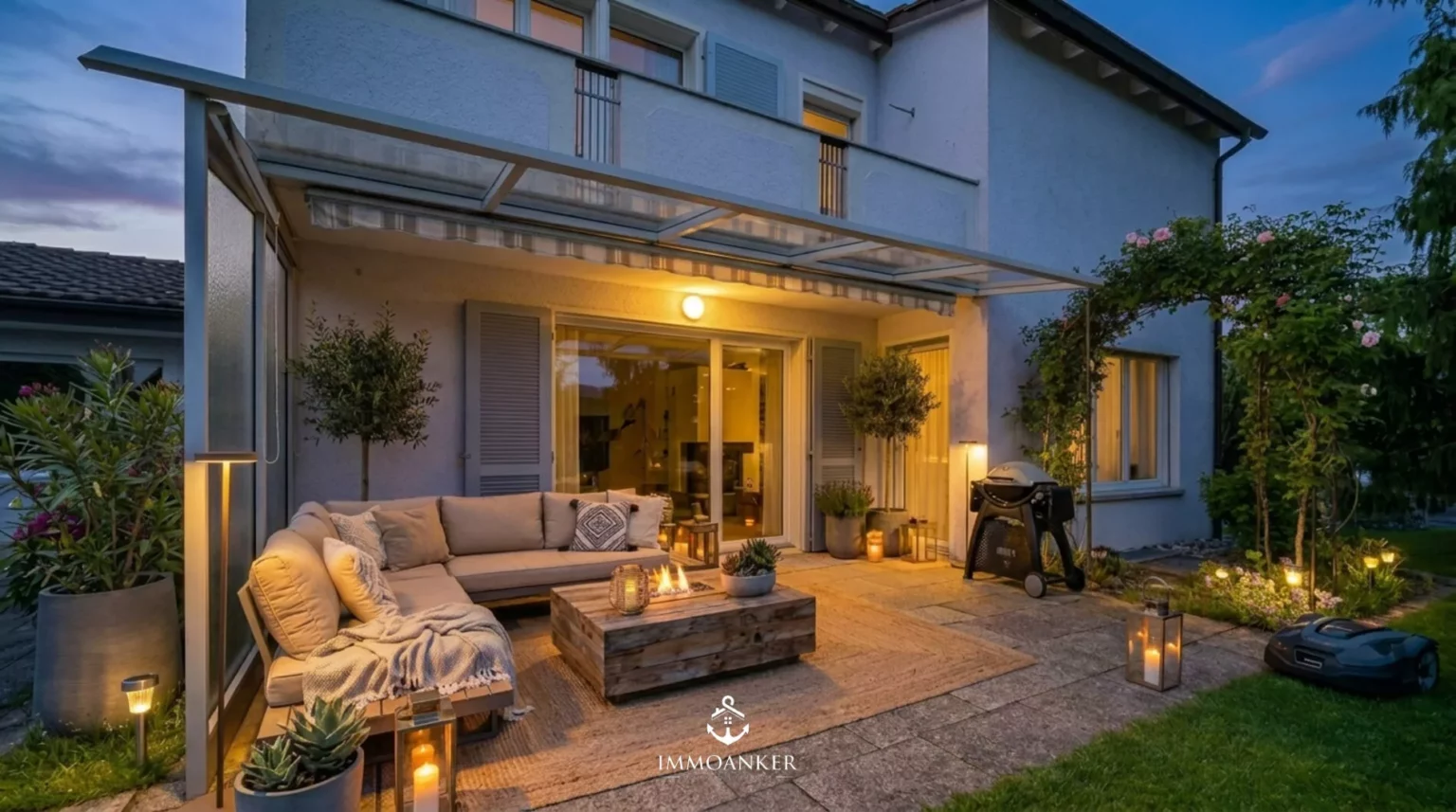 Überdachte Terrasse mit Lounge und Gartenbeleuchtung