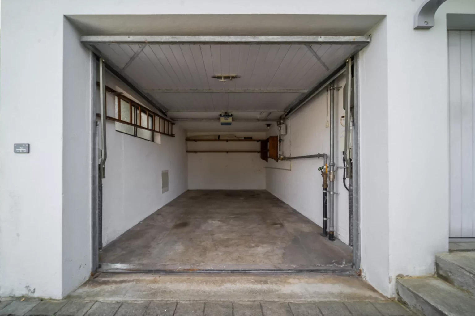 Garage mit offenem Tor