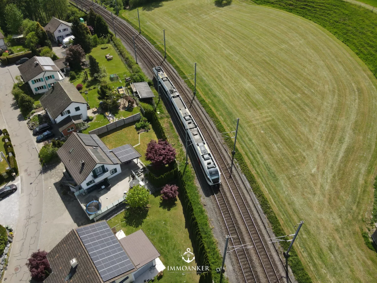 Luftaufnahme eines Wohngebiets an der Bahnstrecke