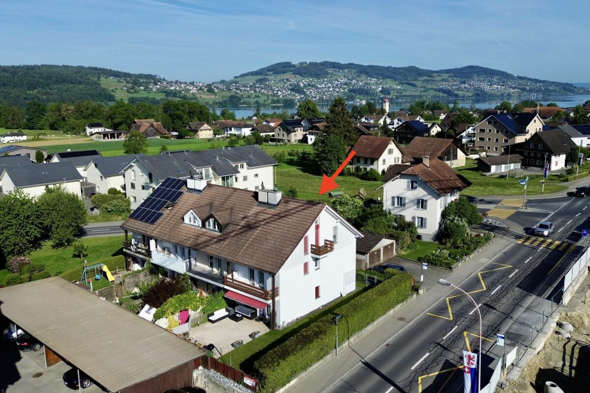 Luftaufnahme eines Wohnhauses am See