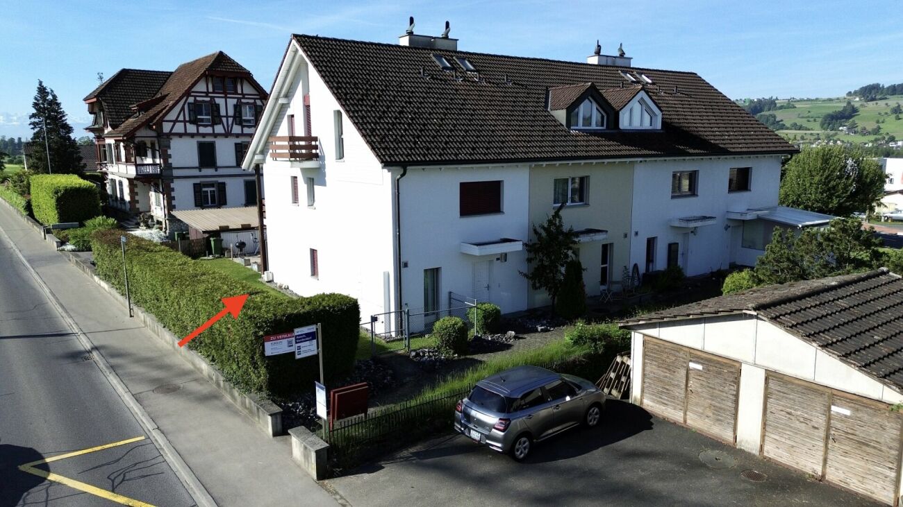 Wohnhaus mit Garten und Garagenansicht
