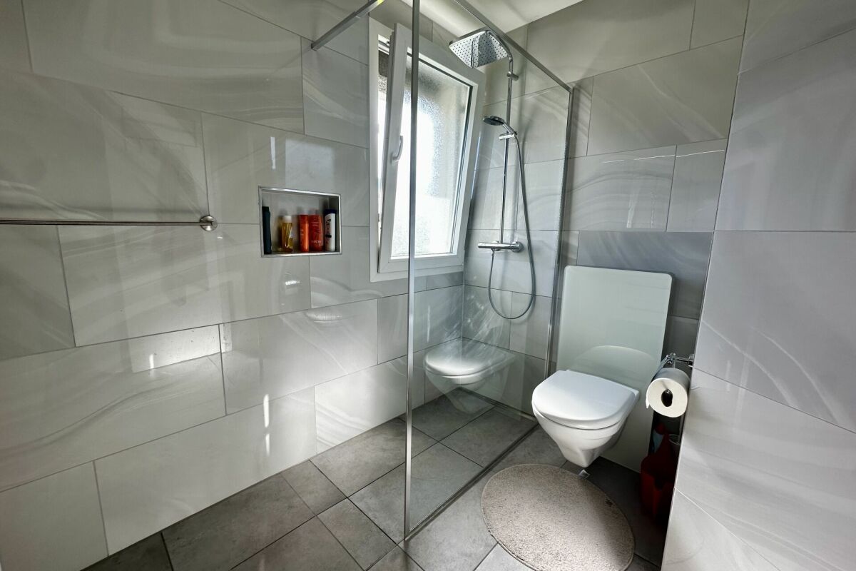 Modernes Badezimmer mit Dusche und WC