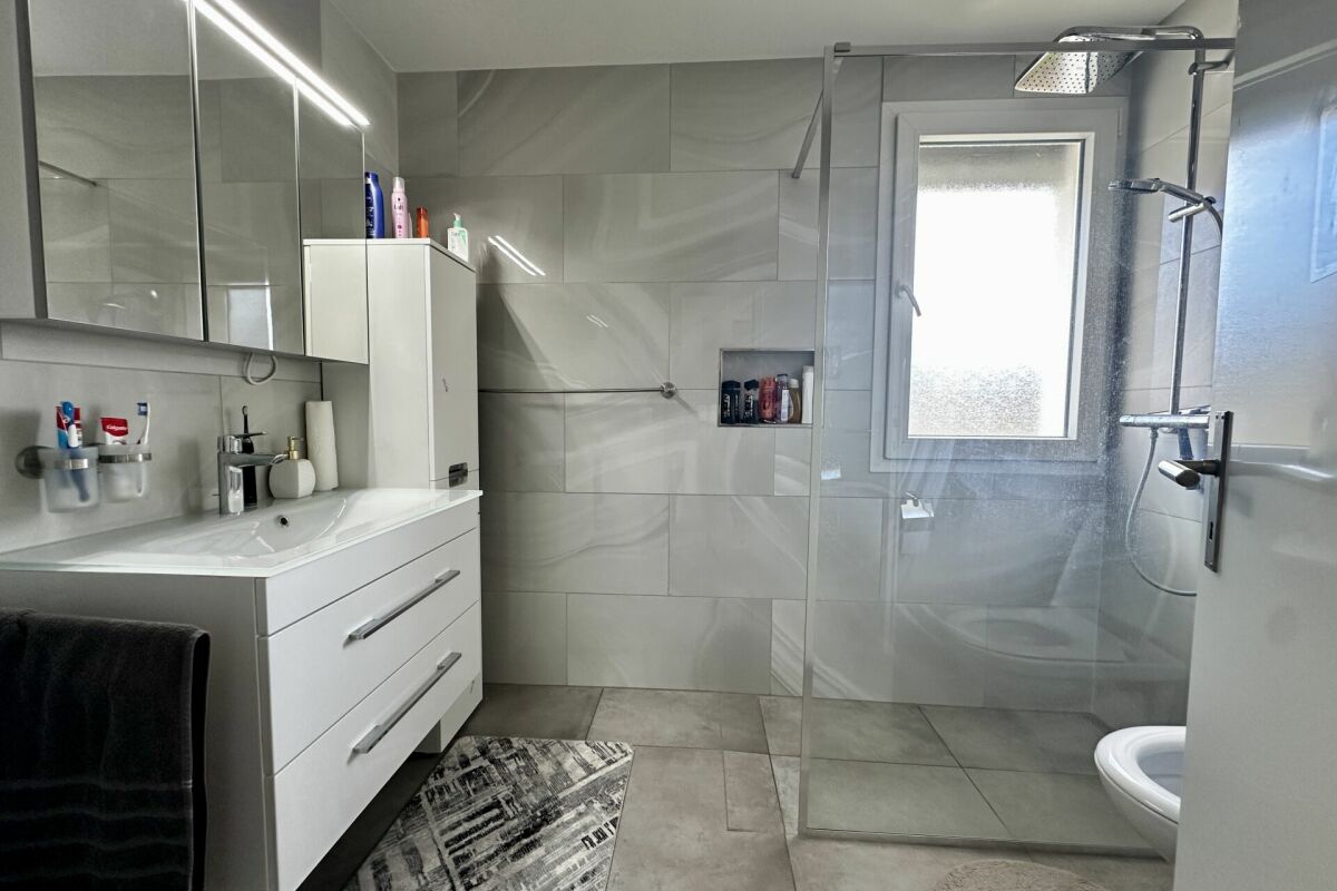 Modernes Badezimmer mit großer Glasdusche