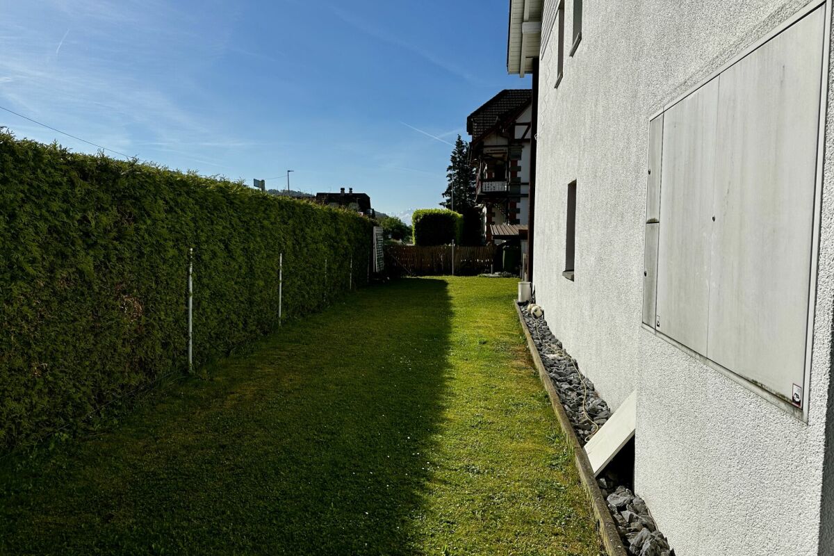 Garten- und Hausseitenansicht