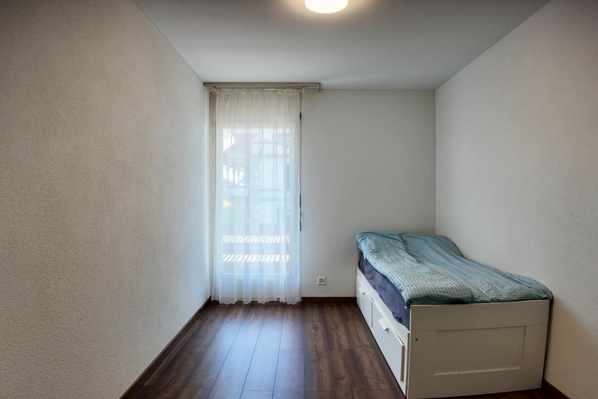 Schmales Schlafzimmer mit Tageslicht