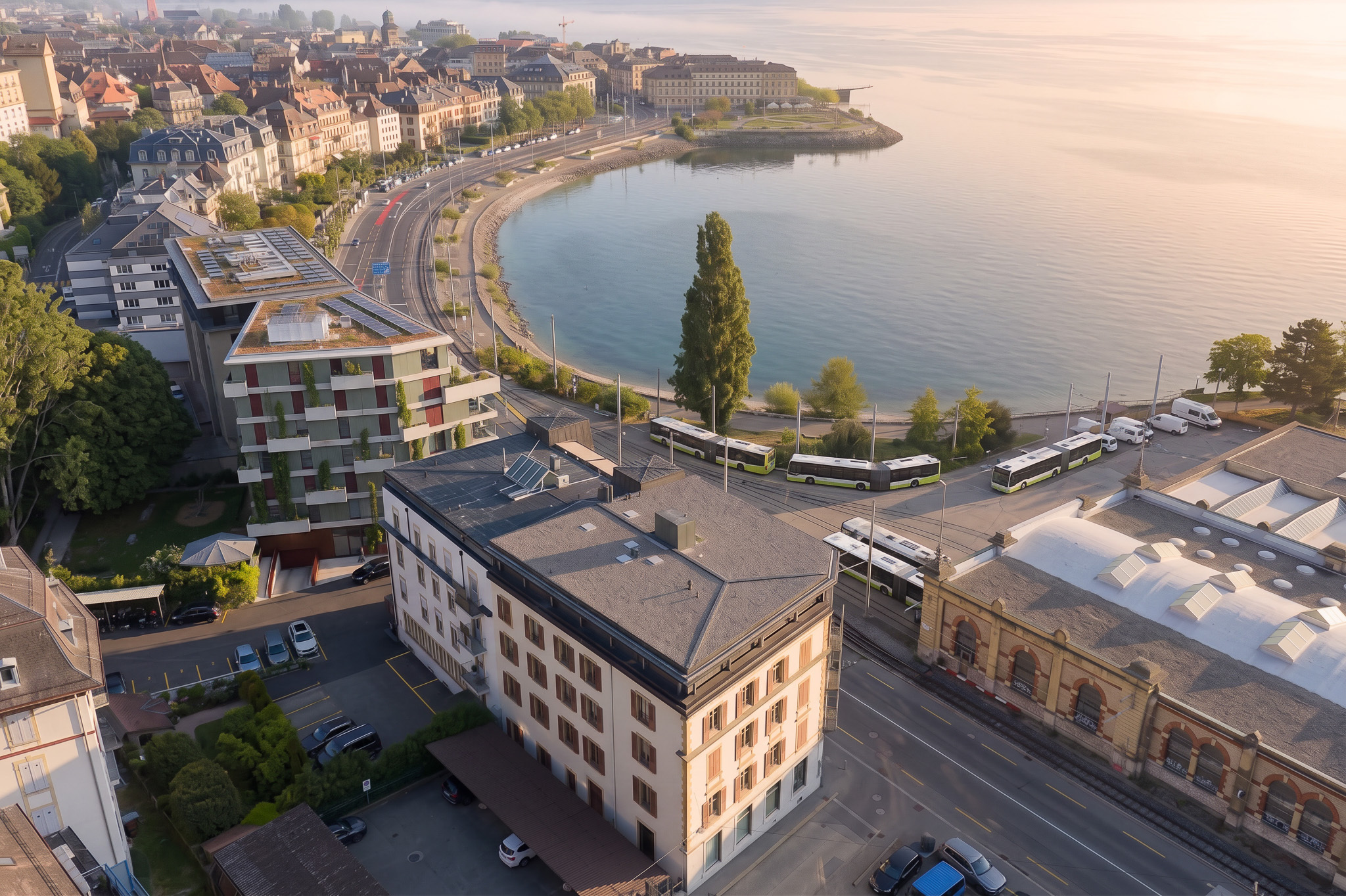 Städtische Uferlage mit Blick auf den See