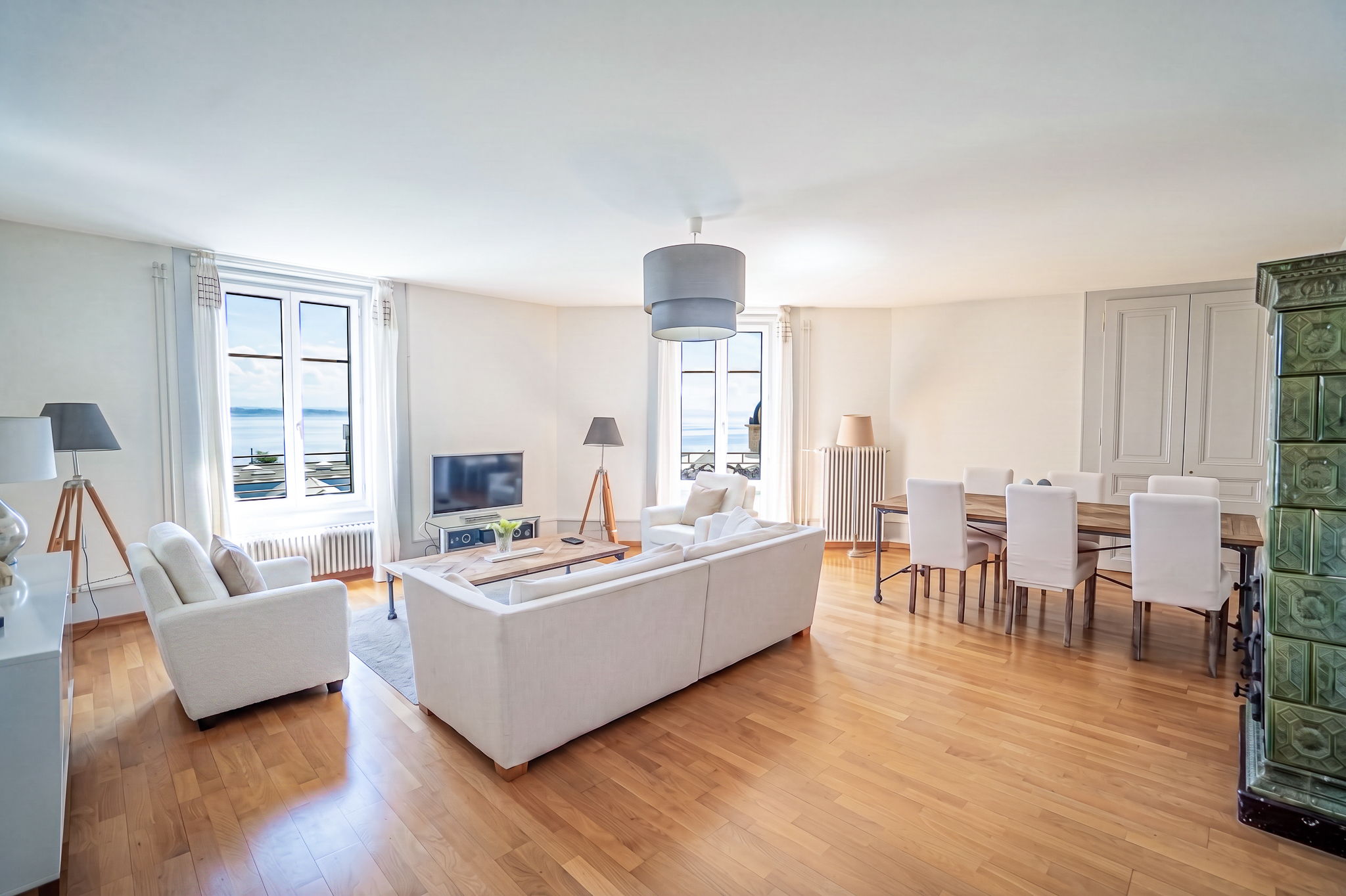 Helles Wohn- und Esszimmer mit Meerblick