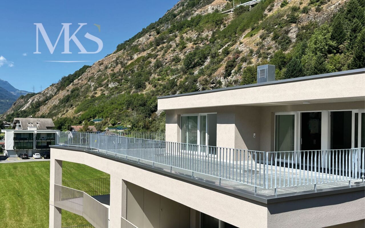 Moderne Terrassen- und Balkonansicht mit Bergkulisse
