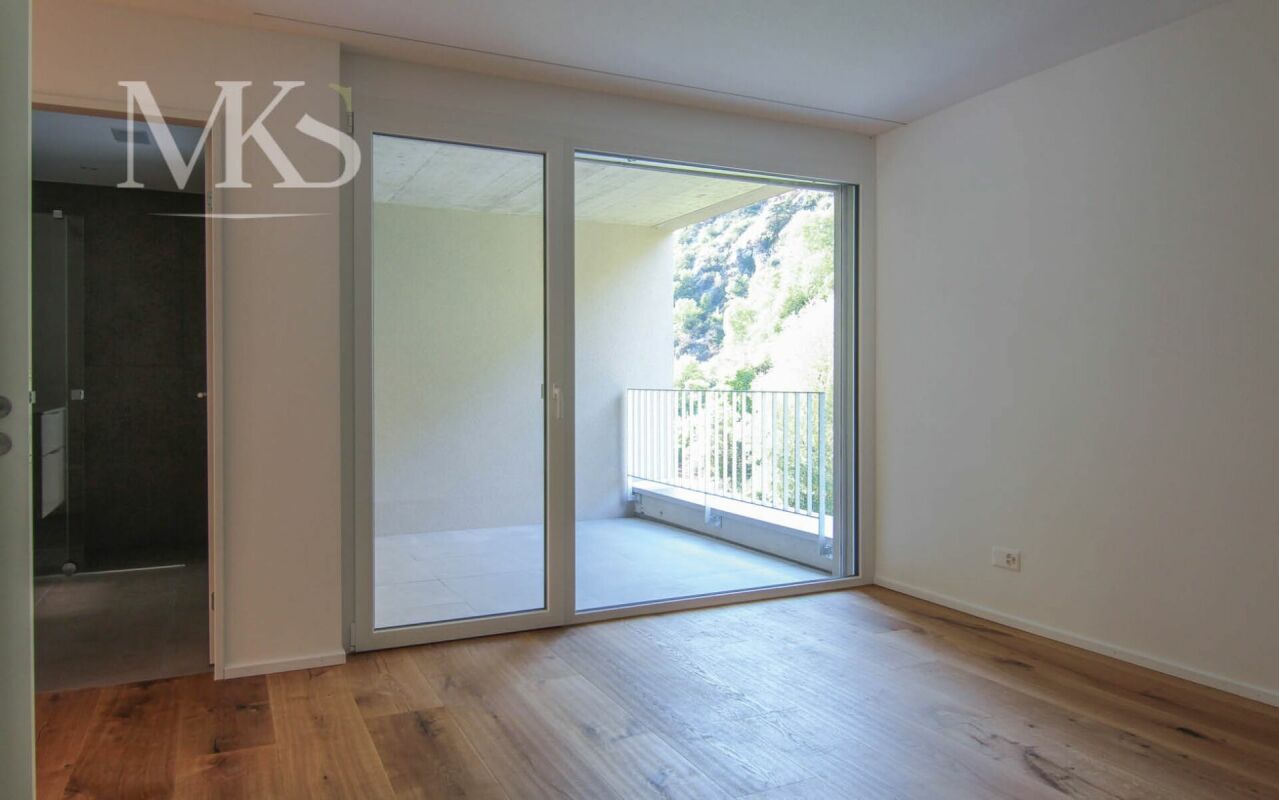 Leerer moderner Raum mit Balkon und Schiebetür