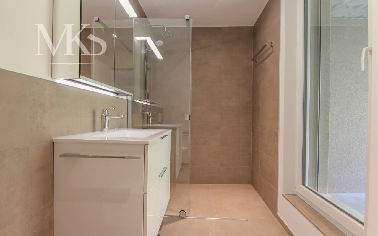 Modernes Badezimmer mit bodengleicher Dusche