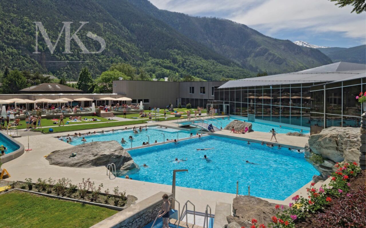 Außenpoolanlage mit Bergkulisse