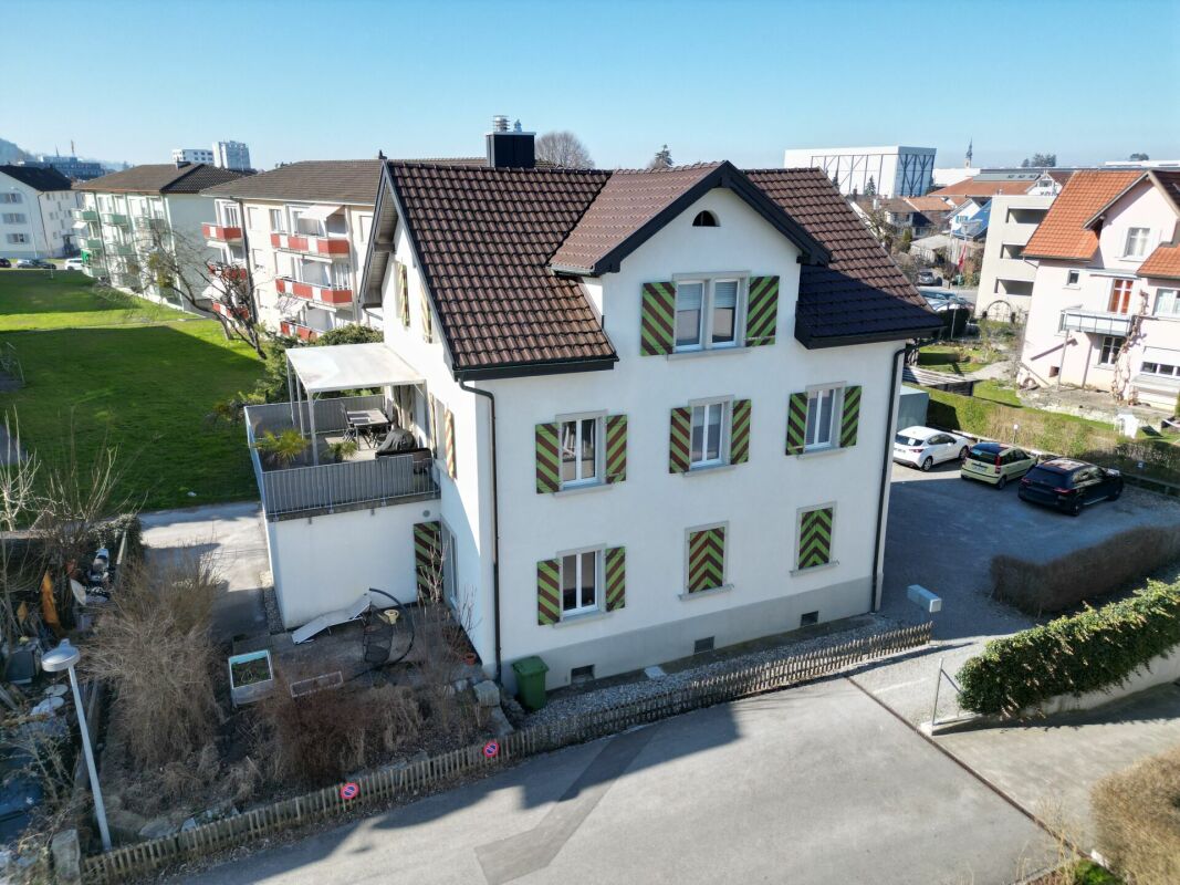 Mehrfamilienhaus mit Satteldach und Balkonen