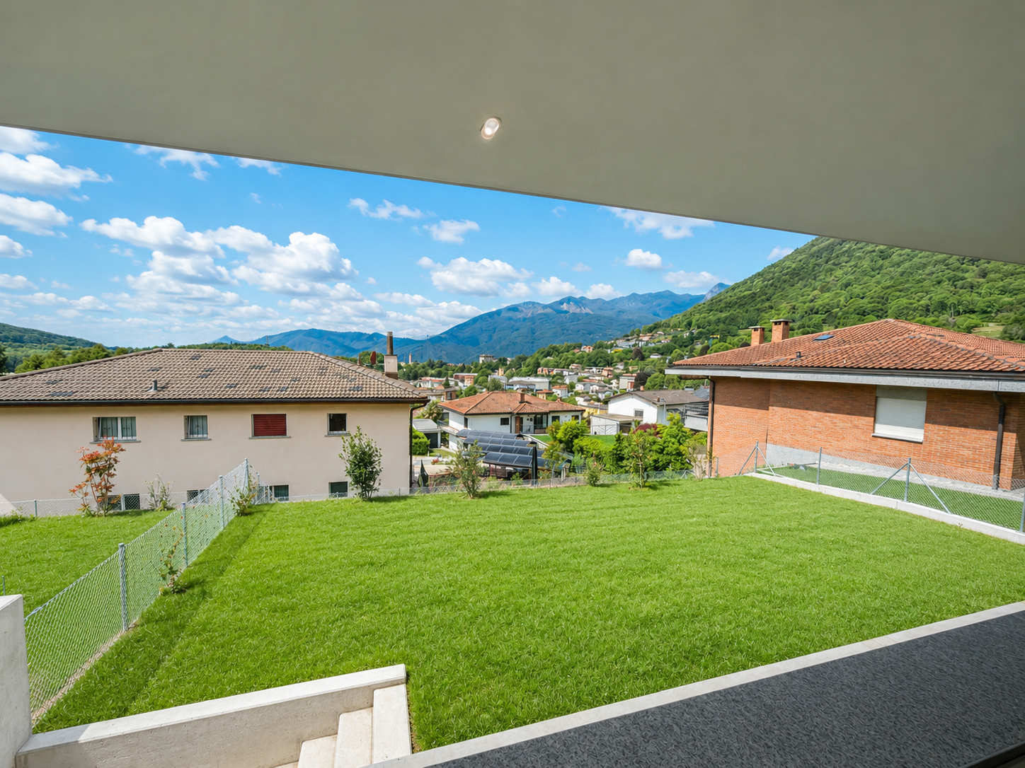 Blick auf Garten und Bergpanorama