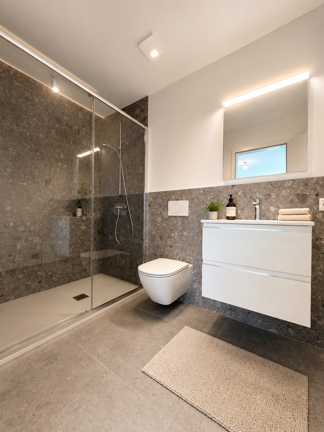 Modernes Badezimmer mit Walk-in-Dusche und wandhängendem WC