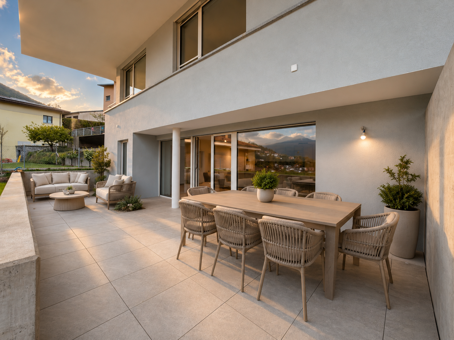 Moderne Terrasse mit Ess- und Loungebereich