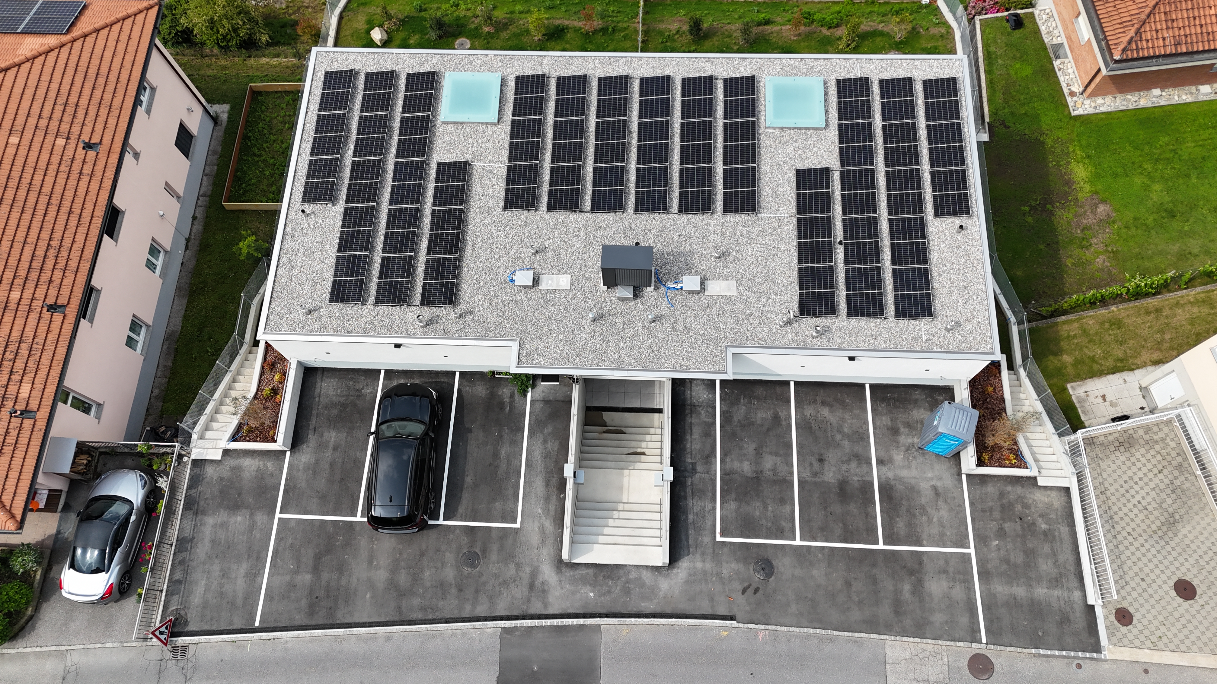 Dachaufsicht mit Solarmodulen und Stellplätzen