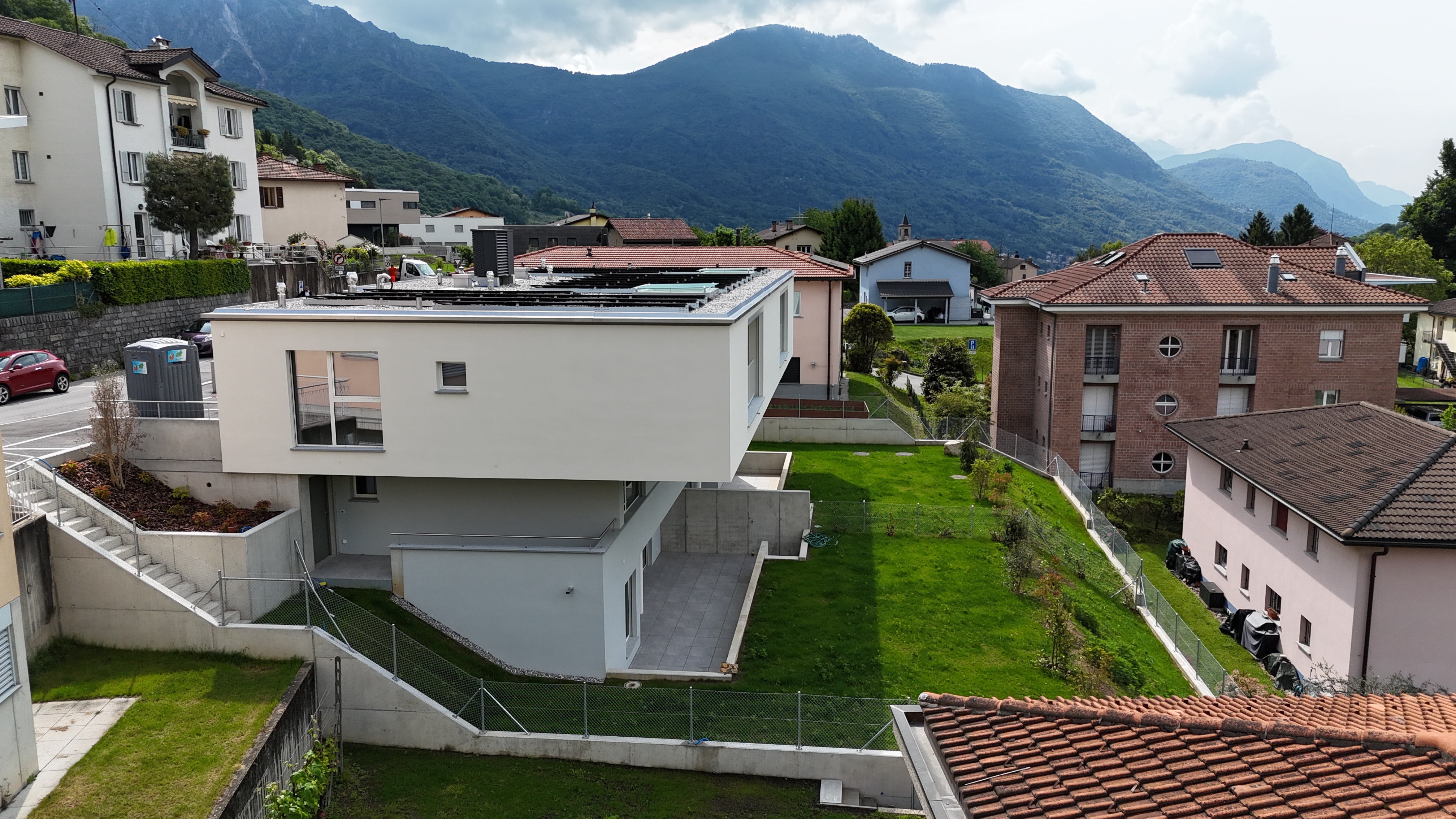 Modernes Wohnhaus mit Bergblick