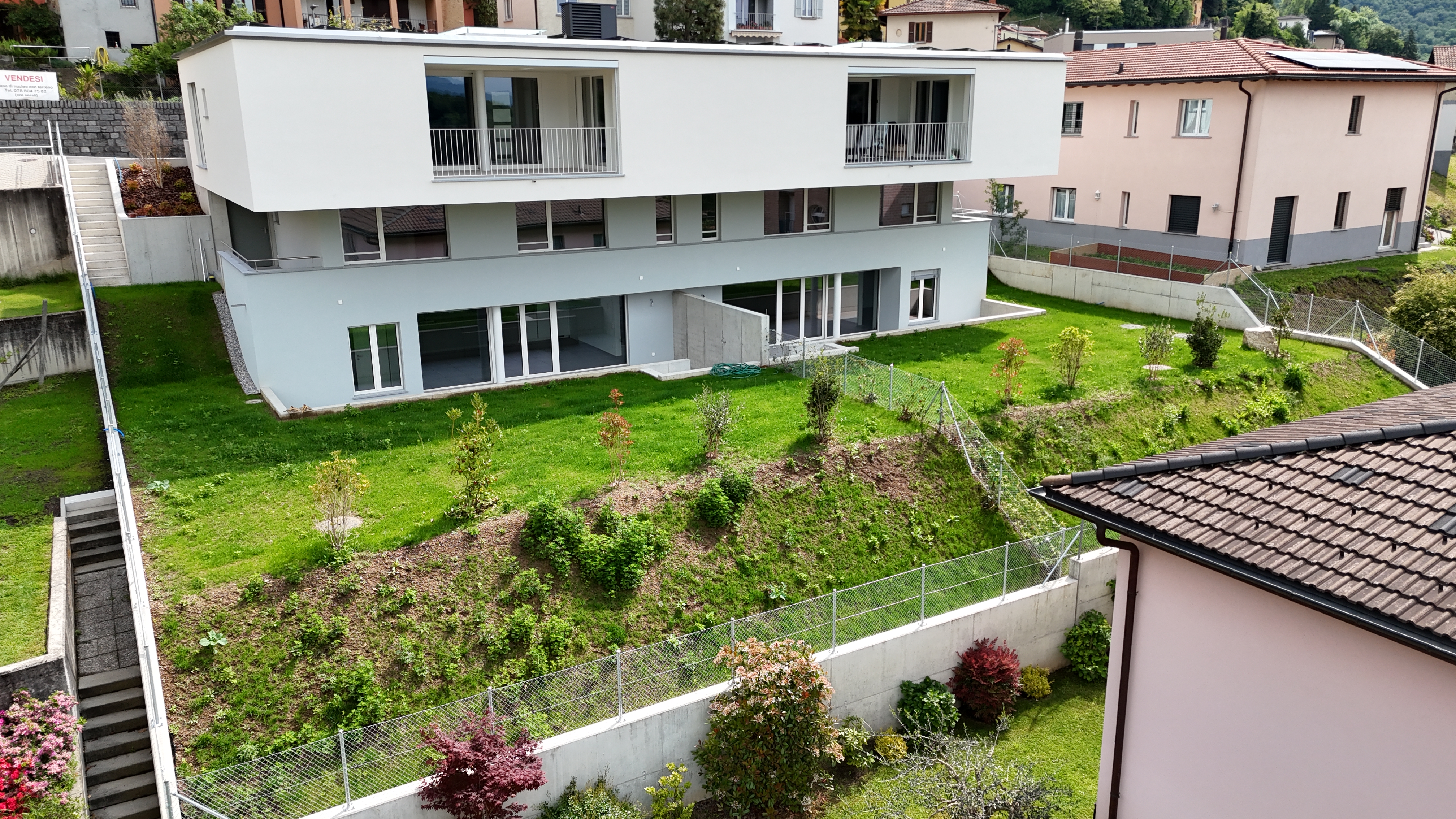 Moderne Wohnanlage mit Gartenhang