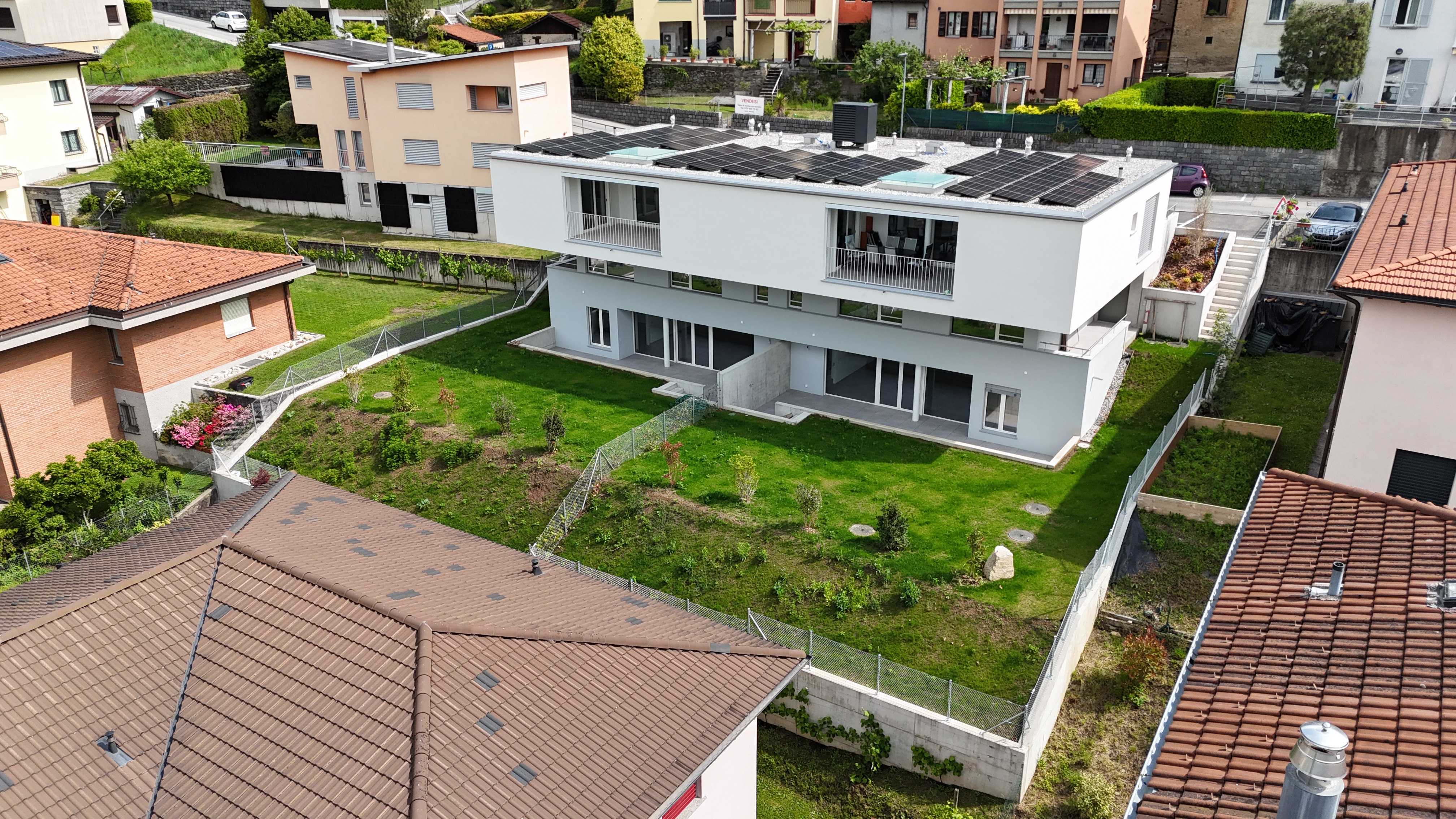 Moderne Wohnhäuser mit großen Gärten