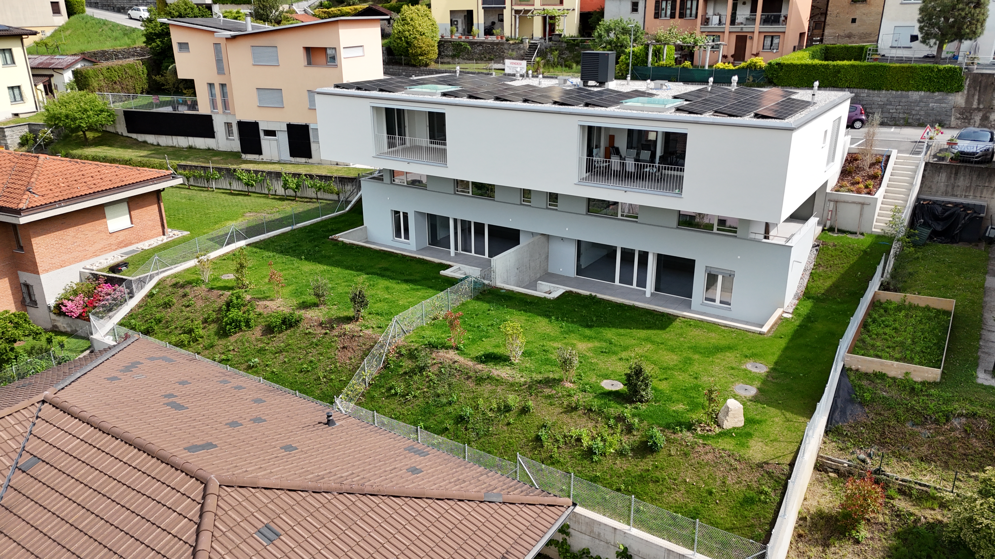 Moderne Wohnanlage mit Garten und Solardach