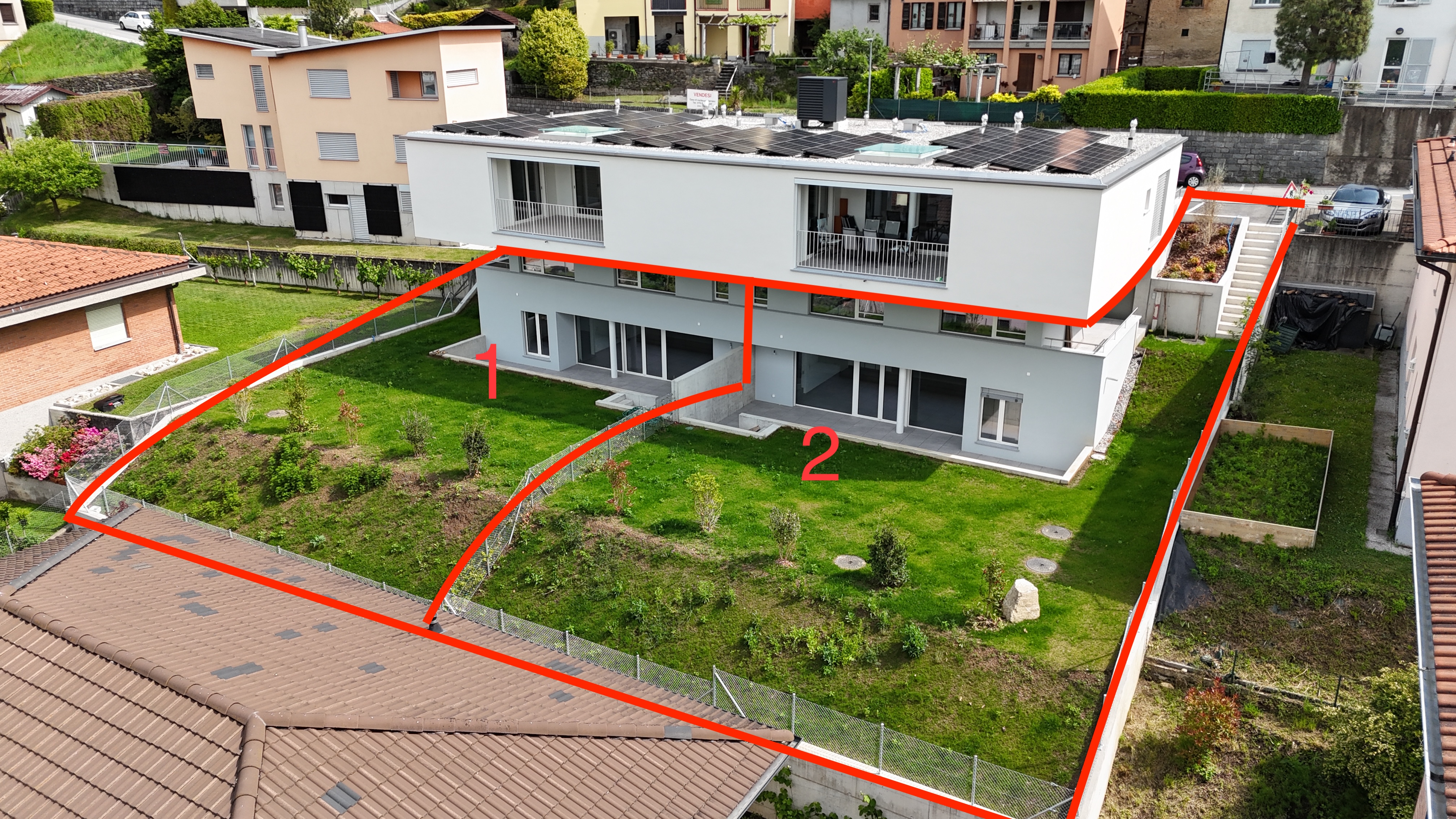 Luftaufnahme eines modernen Wohnhauses mit Garten