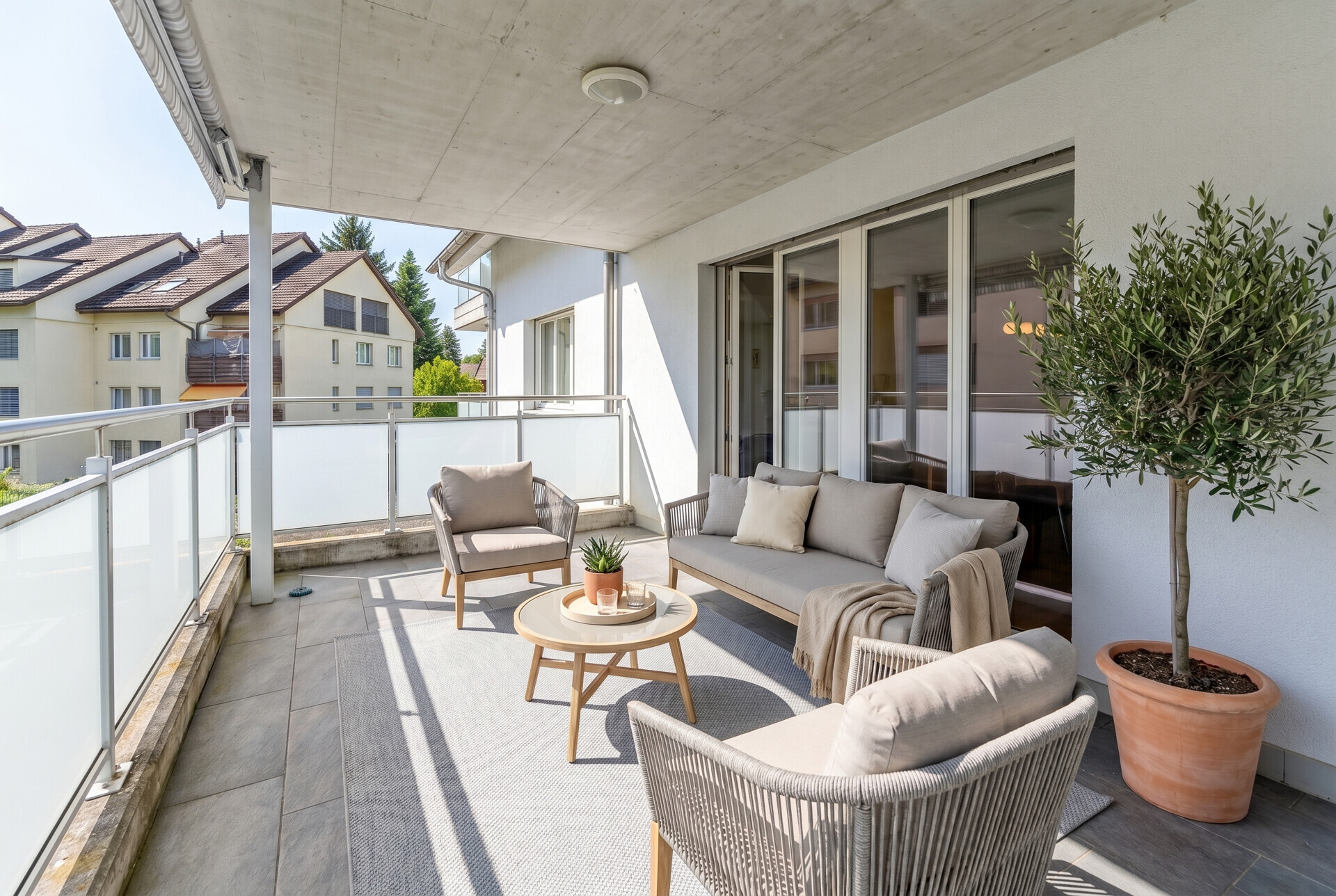 Überdachte Balkonterrasse mit Sitzgruppe