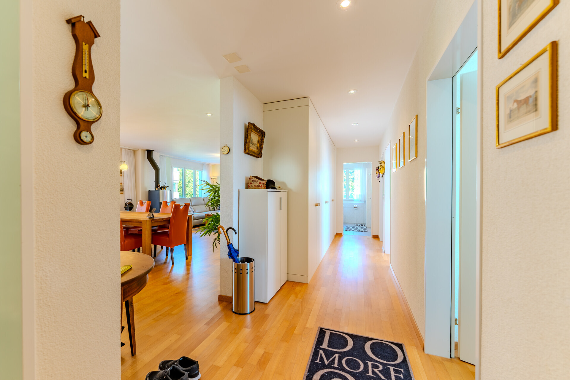 Heller Wohnungsflur mit Blick in Ess- und Wohnbereich