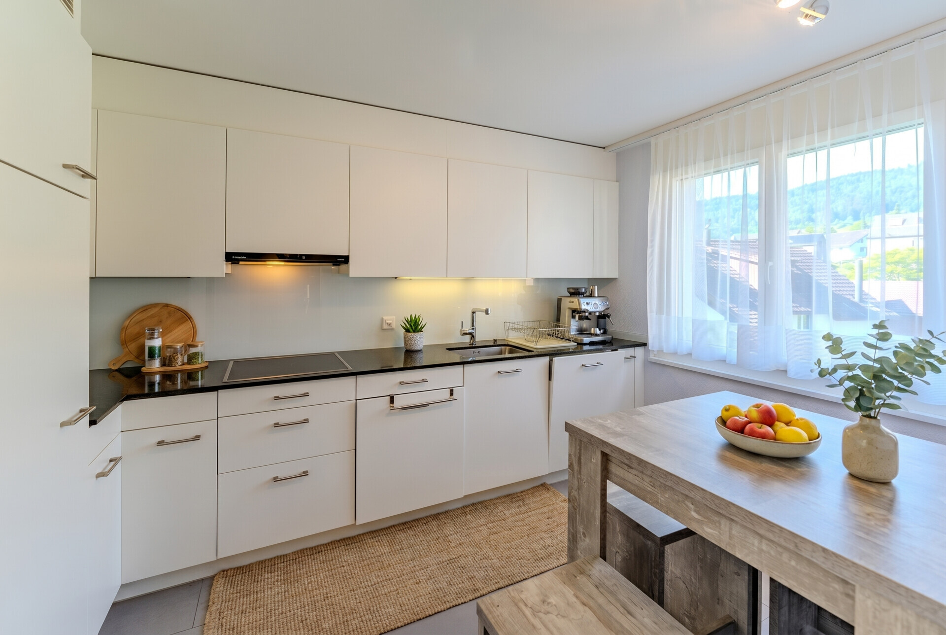 Helle moderne Küche mit Fensterblick