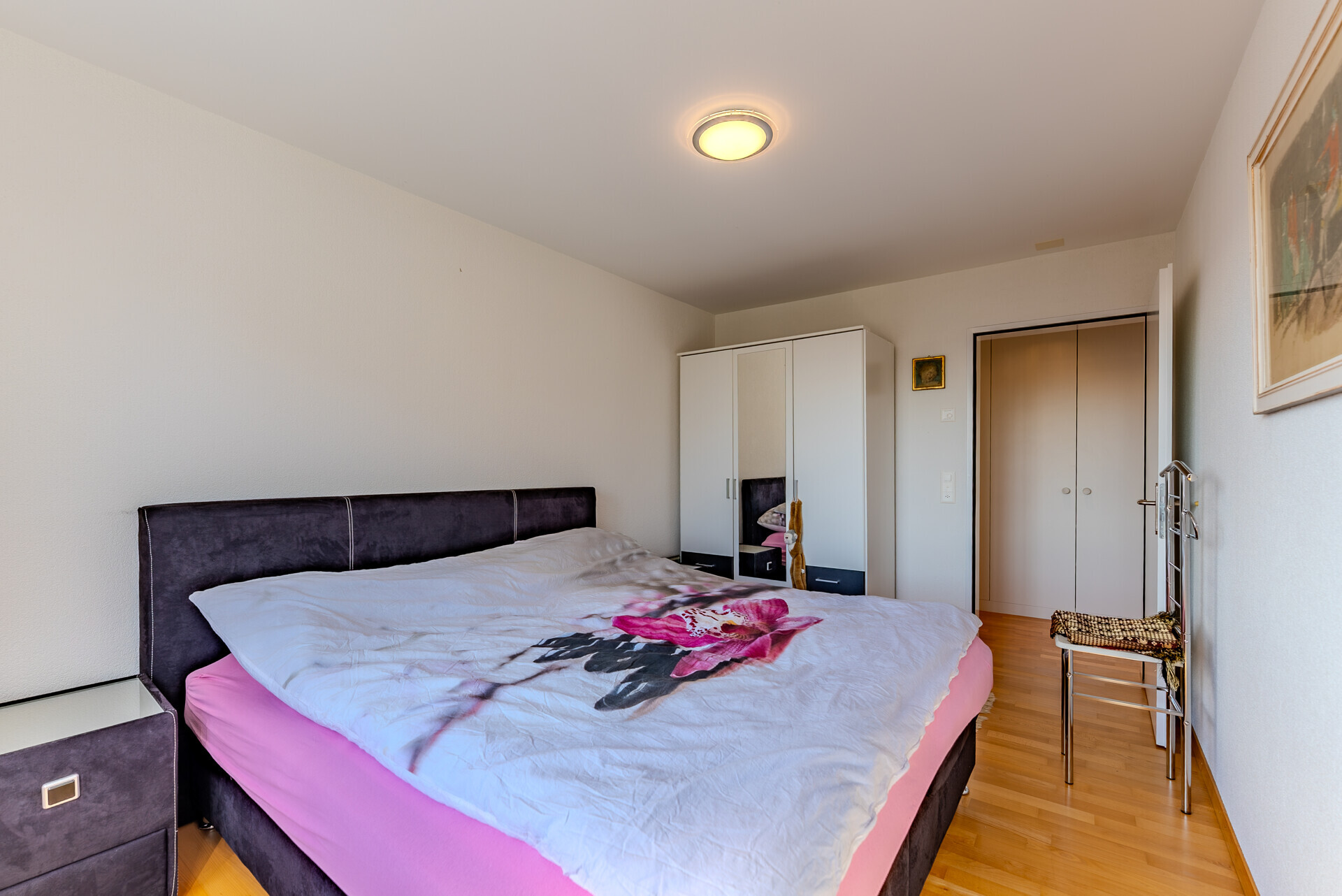 Schlafzimmer mit Doppelbett und Kleiderschrank