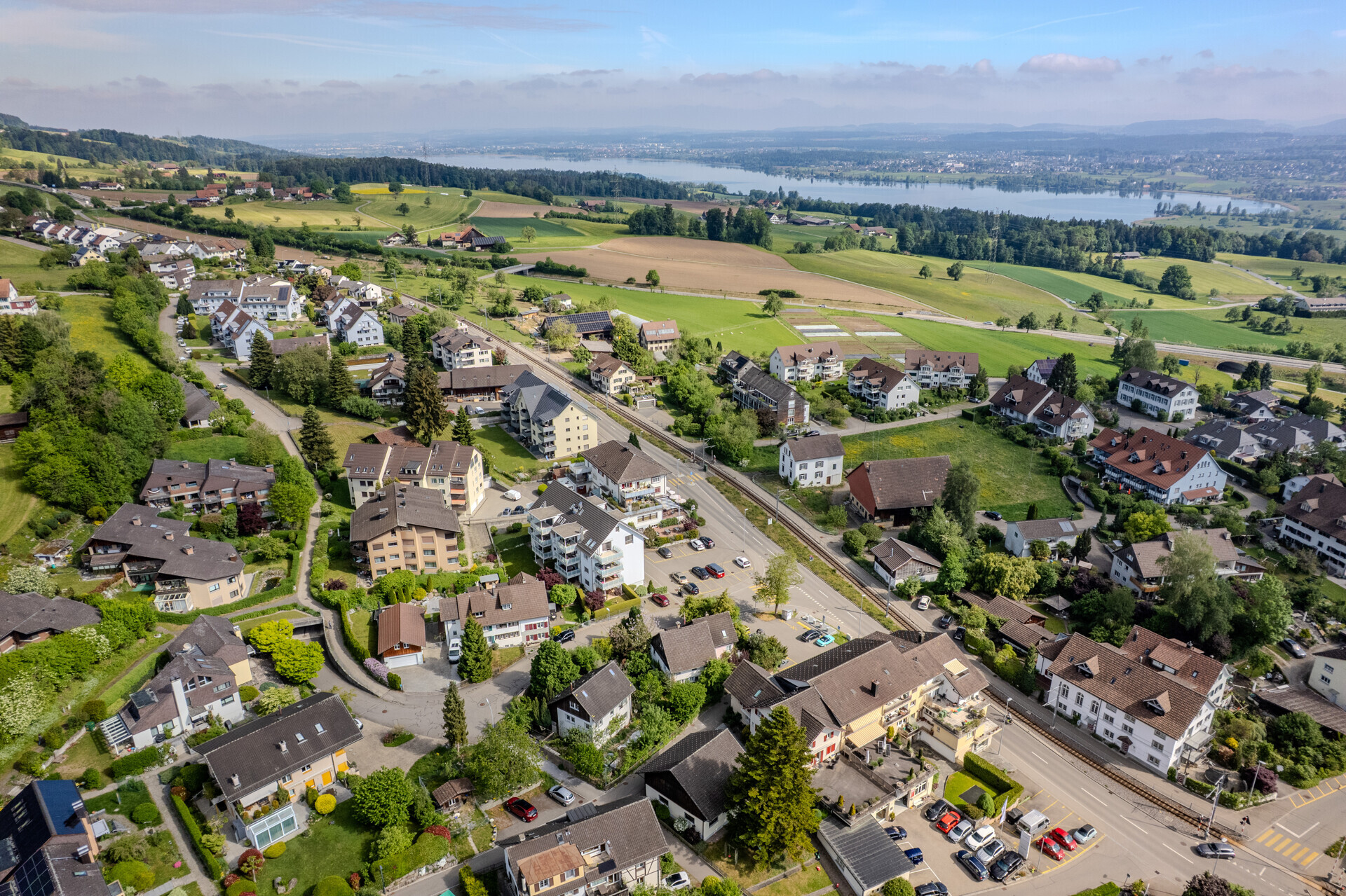 Luftaufnahme einer Wohnsiedlung am See