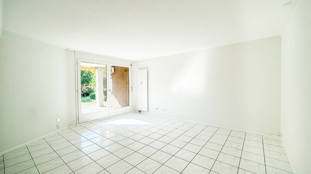 Heller leerer Raum mit Terrassentür